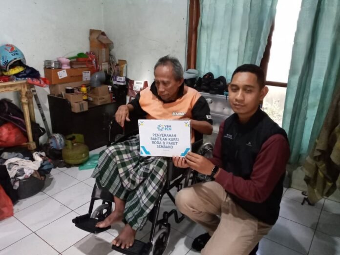 Penyerahan bantuan kursi roda kepada Abdul Azis, oleh YBM PLN UIK Tanjung Jati B. (Foto : Dok PLN)