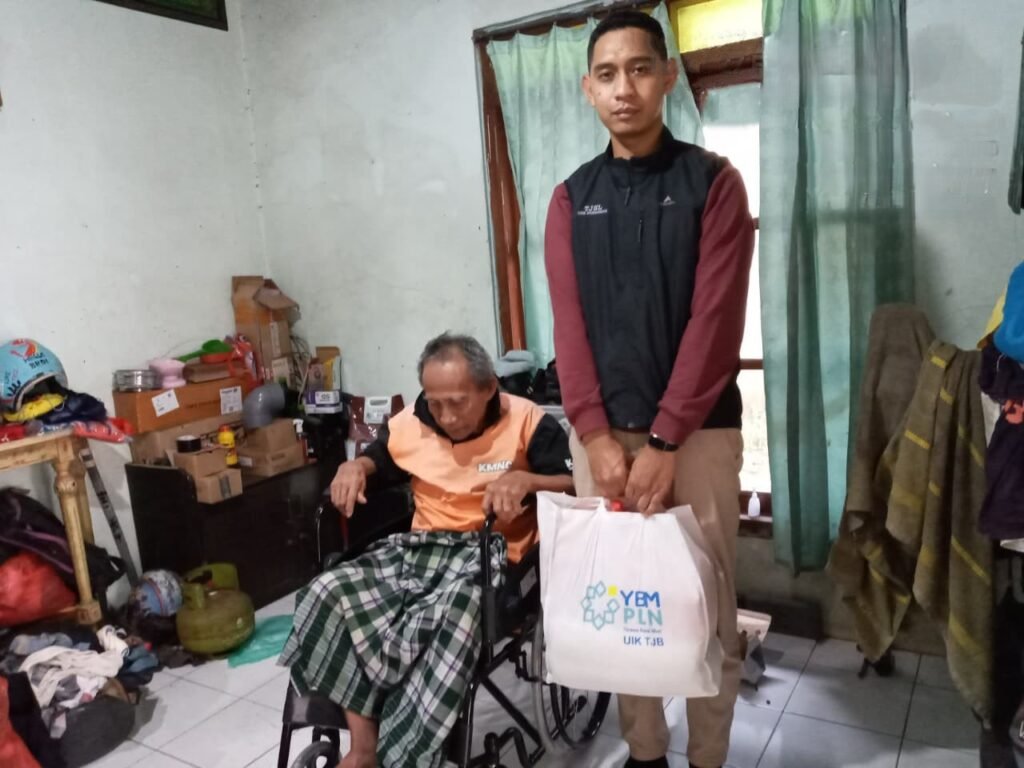 Penyerahan bantuan kursi roda kepada Abdul Azis, oleh YBM PLN UIK Tanjung Jati B. (Foto : Dok PLN)