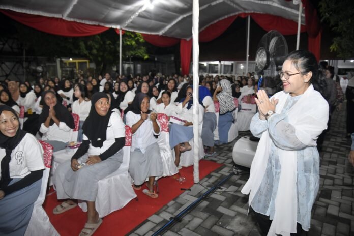 Wali Kota Semarang, Agustina Wilujeng, menghadiri kegiatan silaturahmi Ramadan melalui agenda Tarawih Keliling bersama keluarga besar Lembaga Pemasyarakatan (Lapas) Perempuan Kelas II-A Bulu Semarang pada Minggu (8/3/2026). (Foto : Dok Pemkot Semarang)