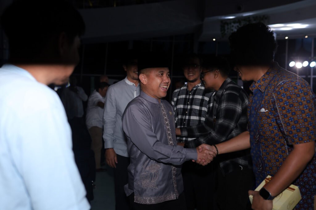 Direktur Manajemen Pembangkitan PT PLN (Persero), Rizal Calvary, bersilaturahmi dengan para pegawai PLN UIK Tanjung Jati B. (Foto : Dok PLN)