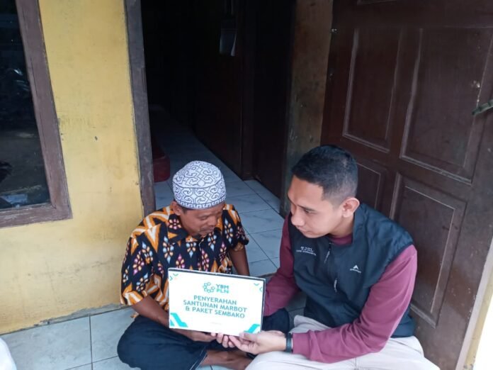 PLN UIK Tanjung Jati B melaui YBM menyerahkan santunan kepada Shodiq, yang telah mengabdikan diri sebagai marbot selama puluhan tahun di Mushola Al-Amin, Desa Tahunan, Kecamatan Tahunan, Kabupaten Jepara. (Foto : Dok PLN)