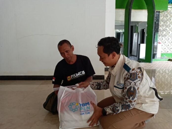 YBM PLN UIK Tanjung Jati B, berikan santunan kepada marbot masjid Al-Muttaqi, Zainal Arifin. (Foto : Dok PLN)