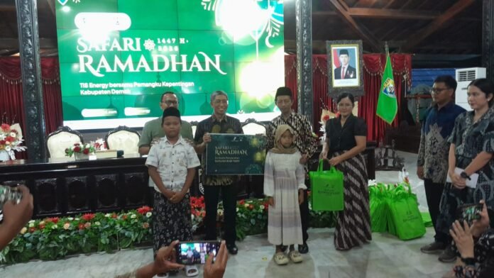 Manajemen TIS Energy bersama jajaran Pemerintah Kabupaten Demak menyerahkan santunan kepada anak-anak yatim dalam kegiatan Safari Ramadan 1447 H di Pendopo Kabupaten Demak. (Foto:Sam)