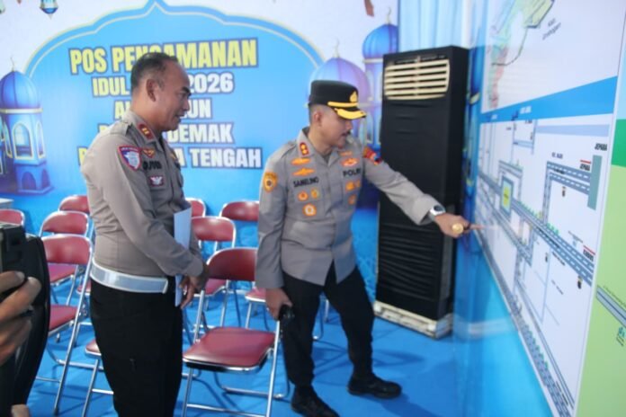 Kapolres Demak AKBP Arrizal Samelino Gandasaputra meninjau kesiapan Pos Pengamanan (Pospam) Operasi Ketupat Candi 2026 di wilayah Kabupaten Demak. (Foto:Sam)
