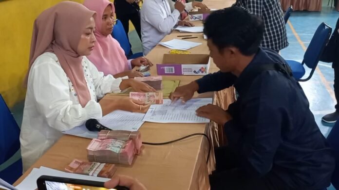 Pembagian Tunjangan Hari Raya (THR) untuk warga di Gedung Serba Guna (GSG) Desa Sriwulan, Kecamatan Limbangan, Kabupaten Kendal, Rabu (11/3/2026) siang. (Foto:Kamal)