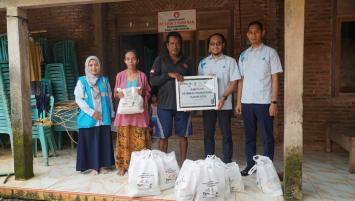 Penyerahan bantuan paket sembako kepada warga desa Tubanan. (Foto : Dok PLN)