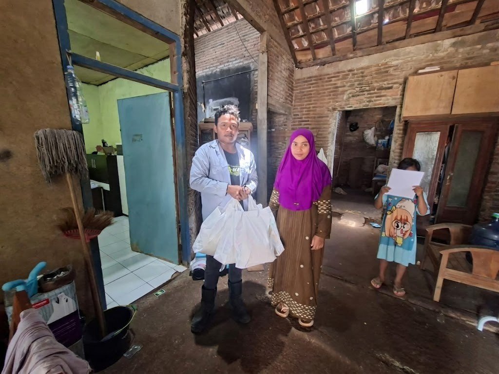 Penyerahan bantuan paket sembako kepada warga desa Kaliaman. (Foto : Dok PLN)