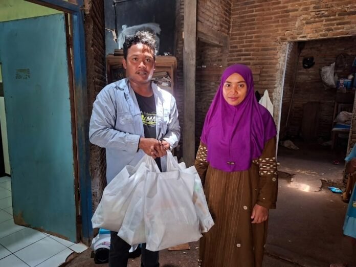 Penyerahan bantuan paket sembako kepada warga desa Kaliaman. (Foto : Dok PLN)