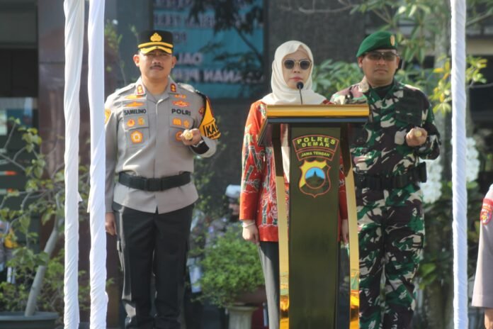 Bupati Demak Eisti’anah memimpin Apel Gelar Pasukan Operasi Ketupat Candi 2026 di Lapangan Wicaksana Laghawa, Demak, Kamis (12/3/2026). (Foto:Sam)
