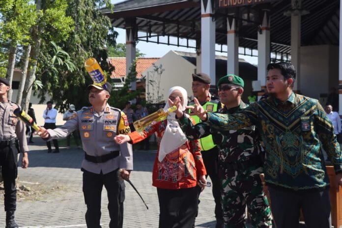 Bupati Demak Eisti’anah bersama Kapolres Demak AKBP Arrizal Samelino Gandasaputra dan Dandim 0716/Demak Letkol Arm Dony Romansyah memusnahkan ribuan botol minuman keras hasil Operasi Pekat Candi 2026 di Pendopo Parama Satwika Mapolres Demak, Kamis (12/3/2026). (Foto:Sam)