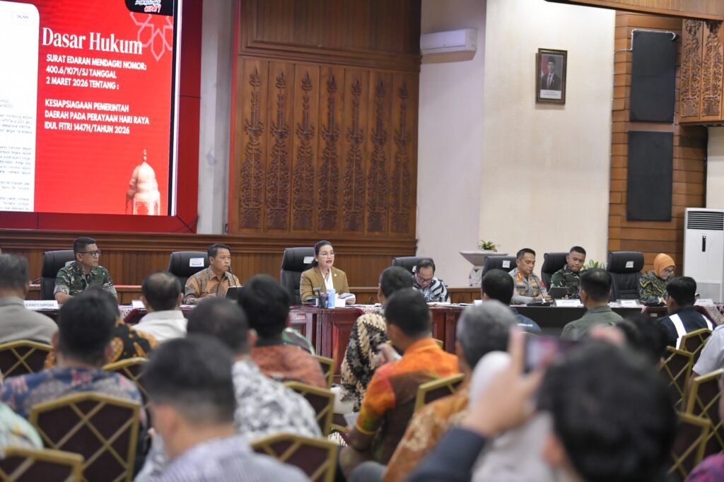 Wali Kota Semarang Agustina Wilujeng saat memimpin Rapat Koordinasi Forum Koordinasi Pimpinan Daerah (Forkopimda) dan High Level Meeting (HLM) Tim Pengendalian Inflasi Daerah (TPID) yang digelar di Ruang Lokakrida, Gedung Balai Kota Semarang, Kamis (12/3/2026). (Foto : Dok Pemkot Semarang)