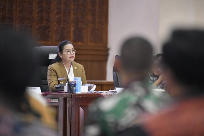 Wali Kota Semarang Agustina Wilujeng saat memimpin Rapat Koordinasi Forum Koordinasi Pimpinan Daerah (Forkopimda) dan High Level Meeting (HLM) Tim Pengendalian Inflasi Daerah (TPID) yang digelar di Ruang Lokakrida, Gedung Balai Kota Semarang, Kamis (12/3/2026). (Foto : Dok Pemkot Semarang)