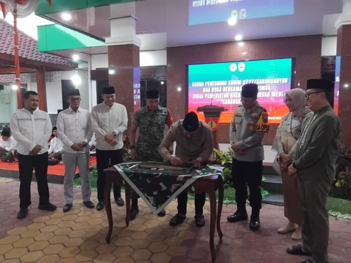 Bupati Karanganyar menandatangani prasasti renovasi Kantor Kodim 0727. (Foto : Iwan)