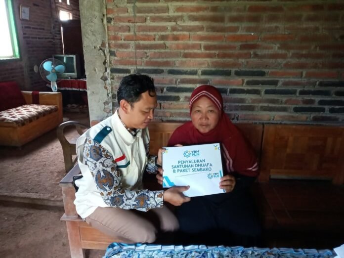 YBM PLN UIK Tanjung Jati B, berikan santunan kepada Suriyah (56), warga Desa Cepogo. (Foto : Dok PLN)