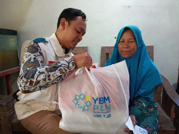 YBM PLN UIK Tanjung Jati B, berikan santunan kepada Tugipah (59), warga Desa Sumanding. (Foto : Dok PLN)