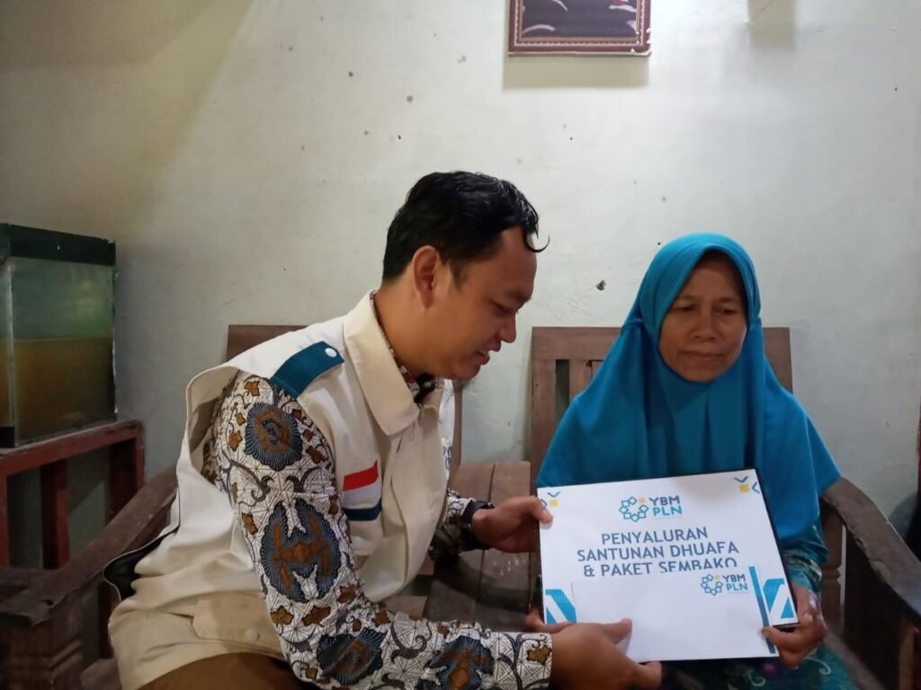 YBM PLN UIK Tanjung Jati B, berikan santunan kepada Tugipah (59), warga Desa Sumanding. (Foto : Dok PLN)