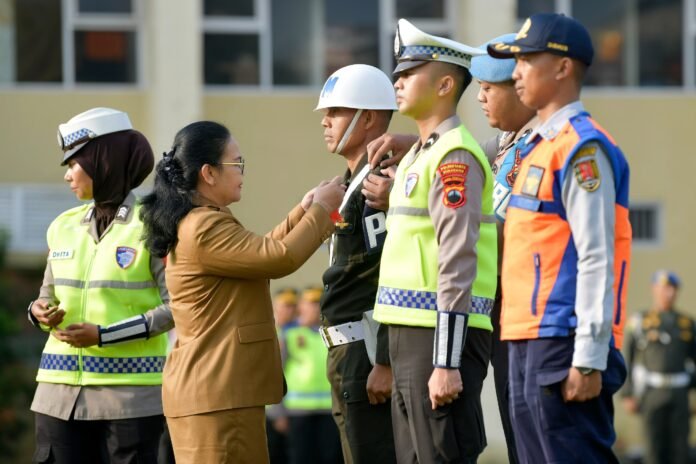 Wali Kota Semarang, Agustina Wilujeng saat menghadiri Apel Gelar Pasukan Operasi Kepolisian Terpusat Ketupat Candi Tahun 2026 di Lapangan Pratisarawirya Polrestabes Semarang, Kamis (12/3/2026). (Foto : Dok Pemkot Semarang)