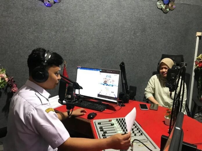 dokter spesialis mata, Lisana Himmatul Ulya, saat menjadi narasumber dalam talkshow kesehatan di Radio Suara Kota Wali, Demak. (Foto : Sam)