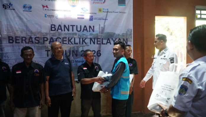 Asistant Manager TJSL PLN UIK Tanjung Jati B, Haris Fujiari menyerahkan bantuan paket beras kepada perwakilan nelayan di Kabupaten Jepara. (Foto : Dok PLN)