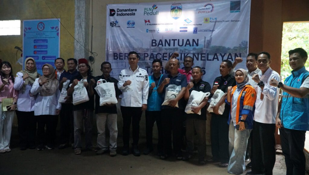Foto bersama Bupati Jepara, Witiarso Utomo, perwakilan PLN UIK Tanjung Jati B, PT CJP, PT TJBPS, PT KPJB, dan PT BJP bersama perwakilan nelayan Jepara yang menerima bantuan paket beras. (Foto : Dok PLN)