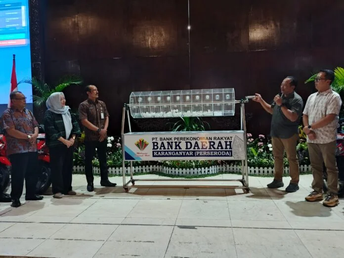 Bupati Karanganyar Rober Christanto melakukan oengundian tahap pertama dalam ramgka HUT ke 57 Bank Daerah Karanganyar. (Foto : Istimewa)