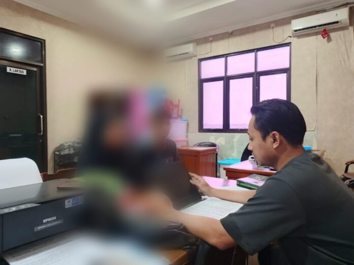 Tiga remaja terduga pelaku tawuran perang sarung yang berujung pembacokan di Desa Batursari, Kecamatan Mranggen, Kabupaten Demak, diamankan Satreskrim Polres Demak beserta barang bukti senjata tajam berupa celurit dan corbek. (Foto: Sam)