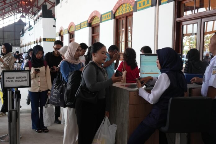 Mobilitas penumpang di wilayah KAI Daop 4 Semarang. (Foto : Dok KAI)