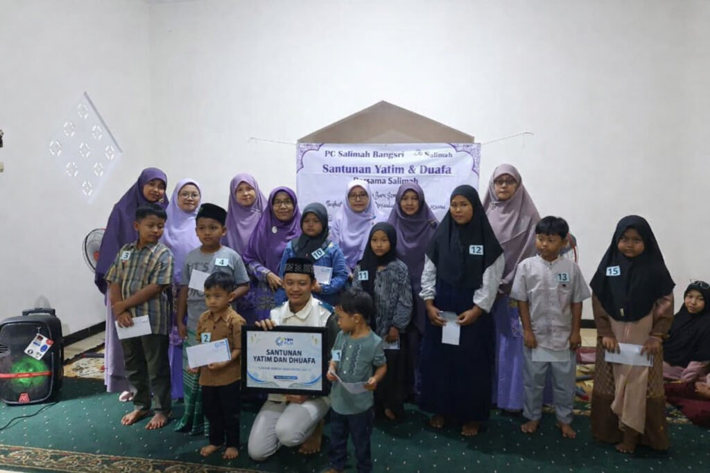 Foto bersama YBM PLN UIK Tanjung Jati B dan 15 anak yatim dan 15 dhuafa penerima bantuan di desa Jeruk Wangi. (Foto : Dok PLN)