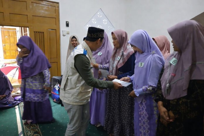 YBM PLN UIK Tanjung Jati B menyalurkan bantuan kepada 15 dhuafa di desa Jeruk Wangi. (Foto : Dok PLN)