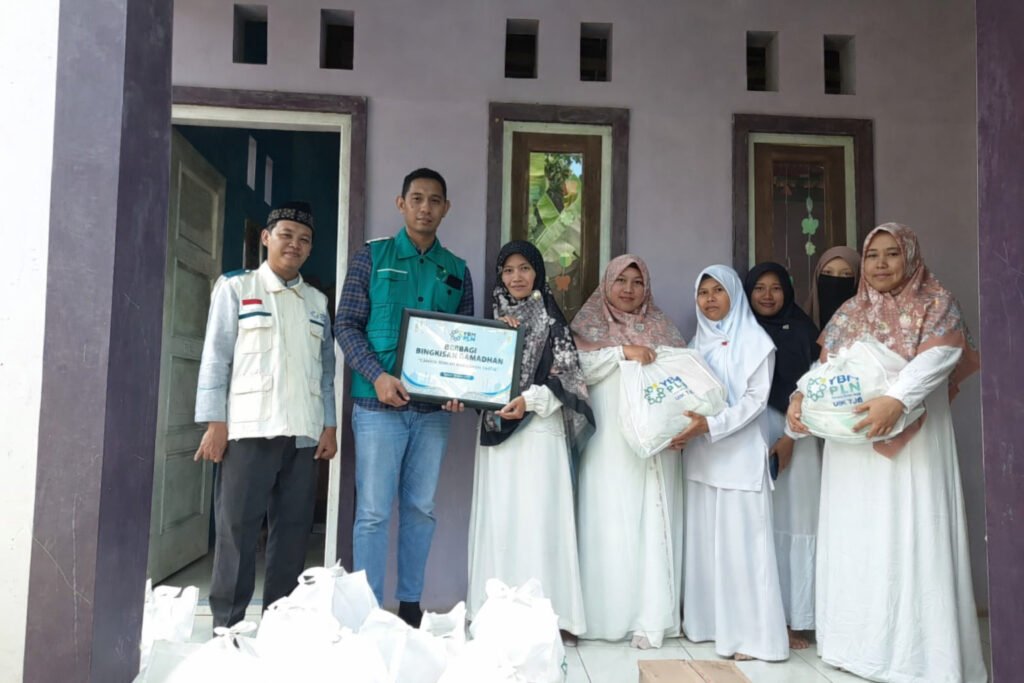 YBM PLN UIK Tanjung Jati B menyalurkan bingkisan ramadhan kepada Guru Honorer Di Desa Cepogo. (Foto : Dok PLN)