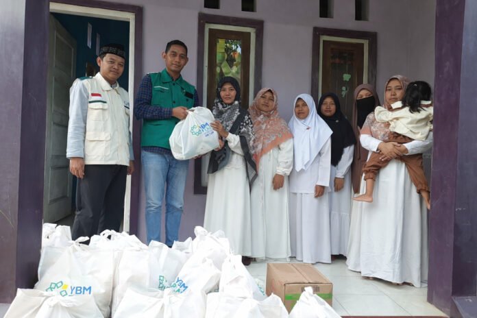 YBM PLN UIK Tanjung Jati B menyalurkan bingkisan ramadhan kepada Guru Honorer Di Desa Cepogo. (Foto : Dok PLN)