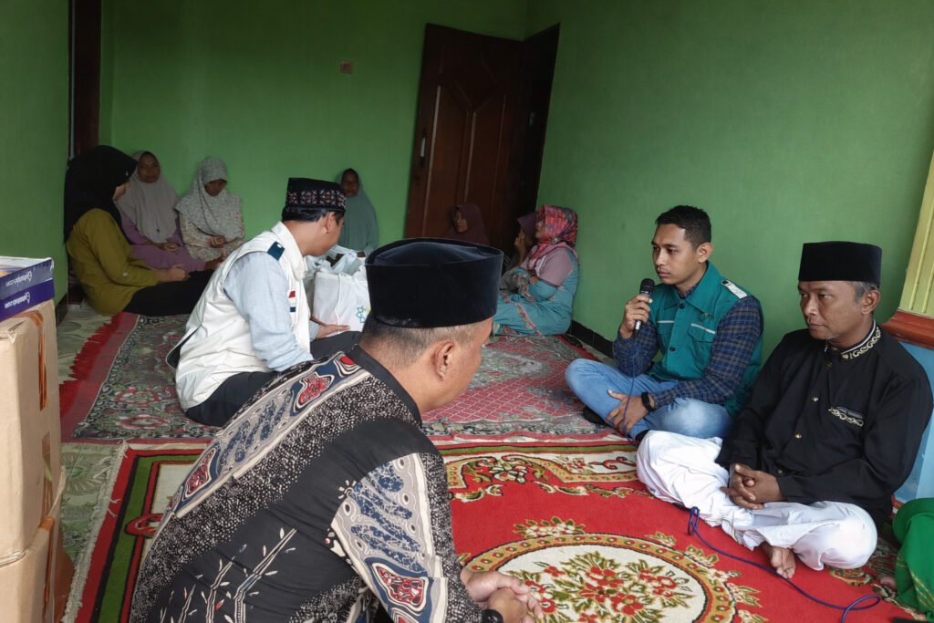 YBM PLN UIK Tanjung Jati B menyalurkan bingkisan ramadhan kepada dhuafa di rumah sedekah Damarwulan. (Foto : Dok PLN)