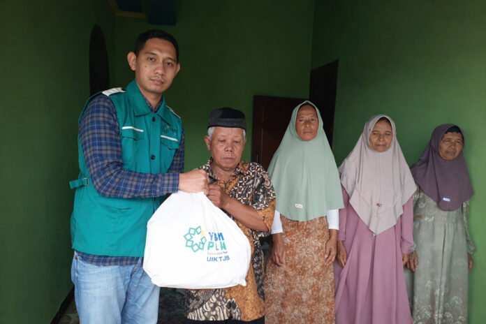 Simbolis penyerahan bingkisan ramadhan dari YBM PLN UIK Tanjung Jati B kepada dhuafa di rumah sedekah Damarwulan. (Foto : Dok PLN)