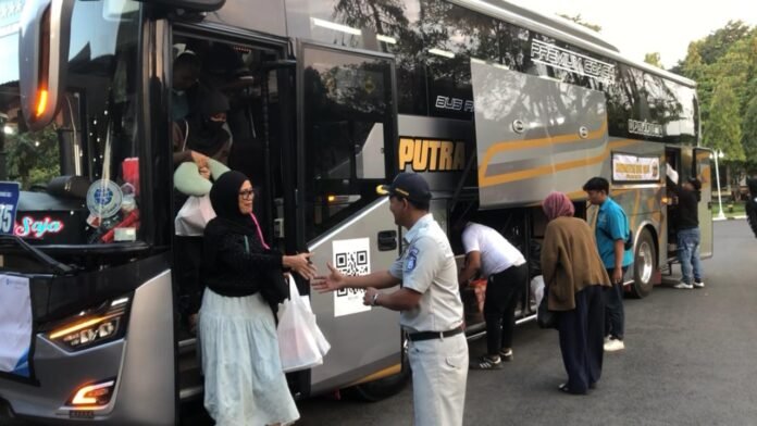 Rombongan bus yang membawa para pemudik tiba di Pendopo Kabupaten Demak dan disambut langsung oleh Bupati Demak Eisti’anah bersama jajaran pemerintah daerah, Senin (16/3/2026). (Foto : Sam)