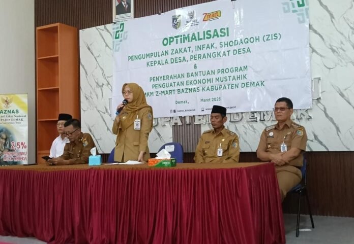 Bupati Demak Eisti’anah menyerahkan bantuan program Z-Mart Baznas kepada pelaku UMKM di Kecamatan Karangawen sebagai upaya penguatan ekonomi mustahik melalui dana zakat produktif. (Foto: Sam)