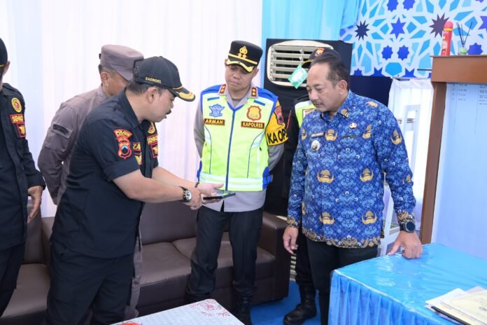 Bupati Karanganyar Rober Christanto bersama Forkopimda melakukan pengecekan Pos Pam Lebaran 1447 H. (Foto : Dok Diskominfo)
