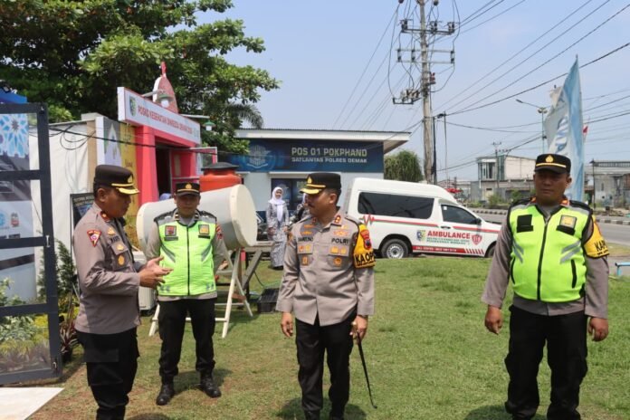 Kapolres Demak AKBP Samel bersama Ketua Bhayangkari Cabang Demak meninjau Pos Pengamanan (Pospam) Lebaran di sejumlah titik, Selasa (17/3/2026), guna memastikan kesiapan petugas dalam mengamankan arus mudik dan memberikan pelayanan optimal kepada masyarakat.(Foto:Sam)
