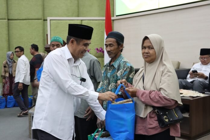 Keluarga Alumni UIN Walisongo (KALAM) menggelar kegiatan pemberian paket sembako dan buka bersama masyarakat sekitar kampus pada Rabu (17/3/2026). (Foto : Dok UIN Walisongo)