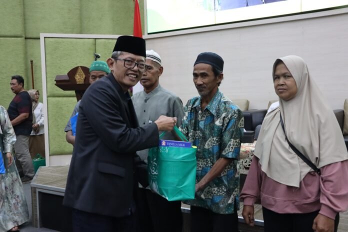 Keluarga Alumni UIN Walisongo (KALAM) menggelar kegiatan pemberian paket sembako dan buka bersama masyarakat sekitar kampus pada Rabu (17/3/2026). (Foto : Dok UIN Walisongo)