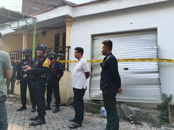 Atap rumah roboh akibat ledakan petasan di dalam rumah Rondiyah Jalan Kampung Tambakrejo Pondok RT 02 RW 09, Kelurahan Tambakrejo, Kecamatan Gayamsari, Kota Semarang, Jumat (20/3/2026) sekitar pukul 01.10 WIB. (Foto : Dokumen)