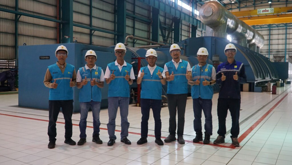 Foto bersama General Manager PLN UIK Tanjung Jati B, Andi Makkasau, beserta jajaran manajemen PLN UIK Tanjung Jati B di area boiler PLTU. (Dok PLN)