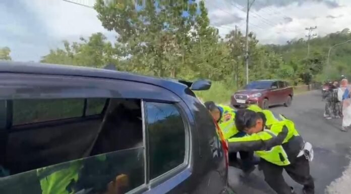 Tim Urai Lalu Lintas (Lantas) Guci, Polres Tegal bantu urai kemacetan Senin, 23 Maret 2026. (Foto : Dokumen)