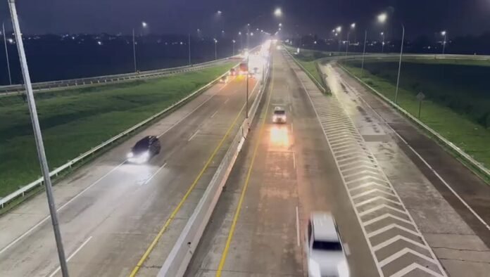 Suasana One Way di jalan tol Semarang-Batang, Senin (23/3/2025) malam. (Foto:Dok Jasa Marga)