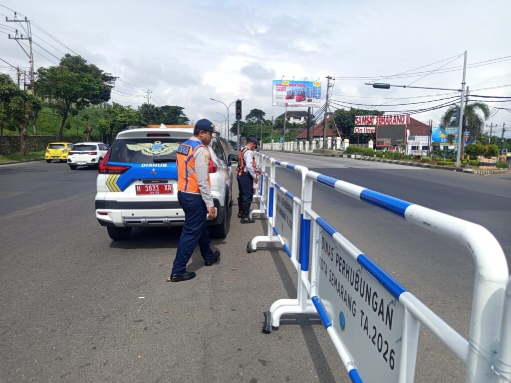 Petugas Dinas Perhubungan Kota Semarang melakukan pengaturan lalu lintas. (Foto : Dok Pemkot Semarang)