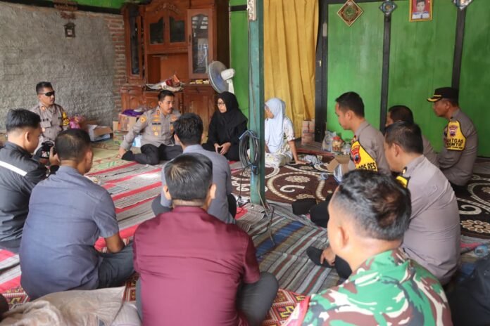 Kapolres Demak AKBP Arrizal Samelino mengunjungi rumah duka korban ledakan petasan di Desa Dempet, Kamis (26/3/2026), menyampaikan belasungkawa sekaligus memberikan santunan kepada keluarga korban. (Foto: Sam)