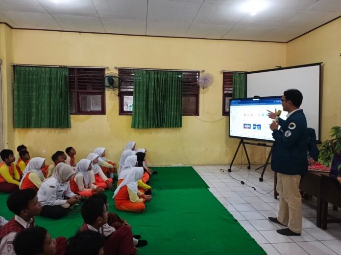 Mahasiswa Hubungan Internasional (HI) Universitas Diponegoro (UNDIP) berkolaborasi dengan Badan Narkotika Nasional Provinsi (BNNP) Jawa Tengah menyelenggarakan sosialisasi pencegahan narkoba. (Foto : Nizar)