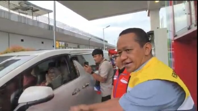 Menteri ESDM Bahlil Lahadalia bersama rombongan melakukan pengecekan ketersediaan BBM. (Foto : Istimewa)