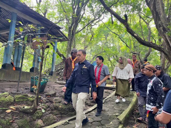 Menteri Kebudayaan Fadli Zon saat melakukan kunjungan ke situs sejarah Alas Krendowahono. (Foto : Istimewa)