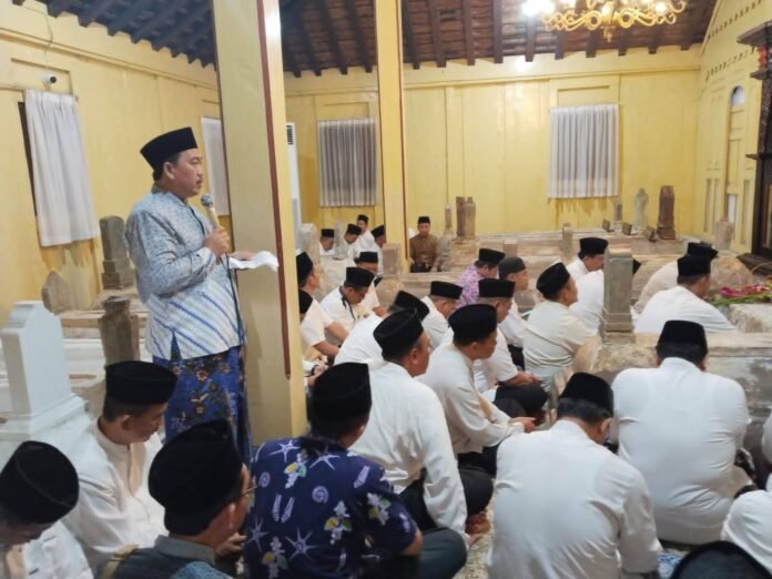 Ziarah ke makam raja-raja Demak yang berada di kompleks Masjid Agung Demak. (Foto : Sam)
