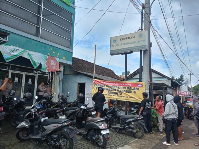 Para nasabah mendatangi kantor Koperasi Bhakti Jaya Boja untuk meminta dana yang belum bisa dicairkan hingga sekarang, (Foto: Dokumen warga)